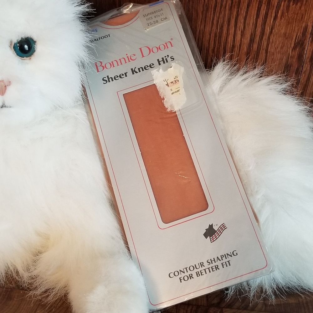 NWT Bonnie Doon sheer knee high sunbeige